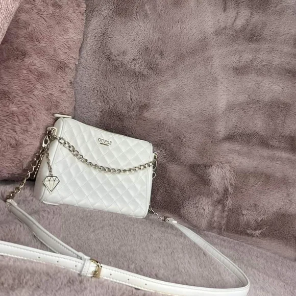 GUESS Bag - Picture 2 of 9